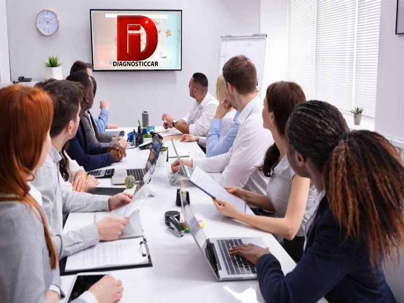 Equipe de gestão de frota em reunião com o sistema Diagnostic na tela